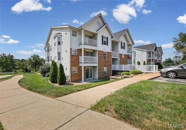 Condo for sale at 1209 Woodland Point Dr #B, St Louis, MO 63146 | MLS# MIS26053644