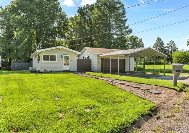 2nd image of 815 Southmoor Pl, Godfrey, IL 62035 | MLS# MIS26053646