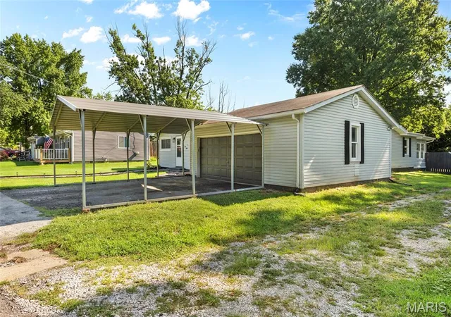Photo 3 of Single family home for sale at 815 Southmoor Pl, Godfrey, IL 62035 | MLS# MIS26053646 | Listing updated on 2026-09-08