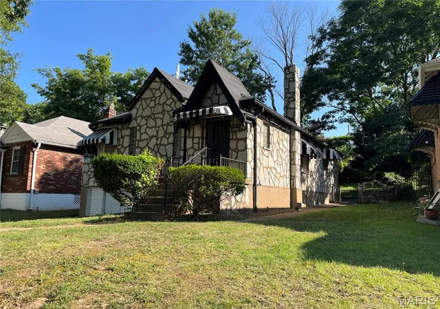 Photo 3 of Sale Pending at 6735 Edison Ave, Saint Louis, MO 63121 | MLS# MIS26053648 | Listing updated on 2026-09-03