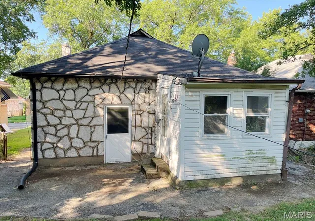 Photo 3 of Sale Pending at 6735 Edison Ave, Saint Louis, MO 63121 | MLS# MIS26053648 | Listing updated on 2026-09-03