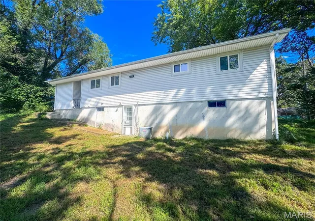 2nd image of 450 Hillcrest Dr, Bourbon, MO 65441 | MLS# MIS26053677