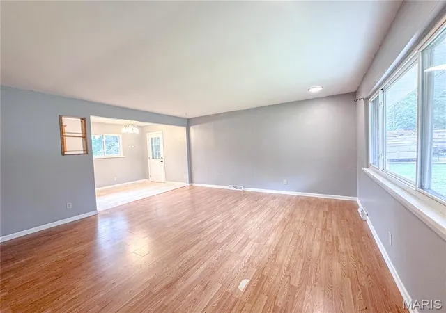 3rd image of 450 Hillcrest Dr, Bourbon, MO 65441 | MLS# MIS26053677