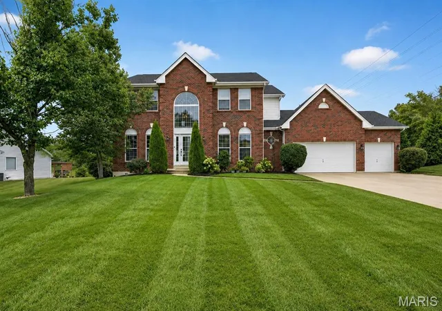 Photo 2 of Sale Pending at 800 Dunbarton Dr, Weldon Spring, MO 63304 | MLS# MIS26053682 | Listing updated on 2026-09-06