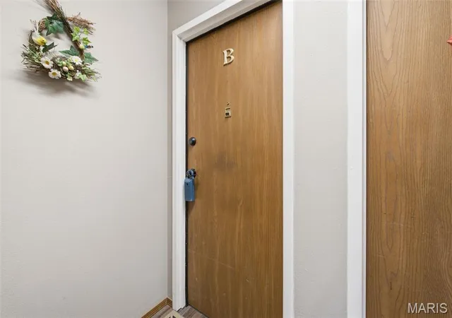 Listing Photo 4 - Condo for sale in building located at 9417 Grn Park Gdns Dr, Saint Louis, MO 63123 - Unit #B