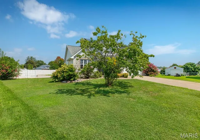 Photo 3 of Sale Pending at 72 Mimosa Dr, Granite City, IL 62040 | MLS# MIS26053693 | Listing updated on 2026-08-28