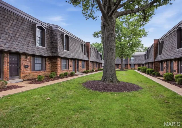 2nd image of 1871 Mansard Dr, Saint Louis, MO 63125 | MLS# MIS26053694