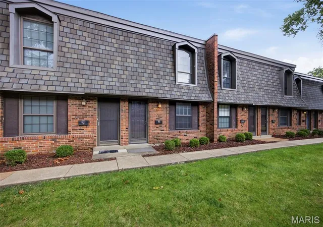 3rd image of 1871 Mansard Dr, Saint Louis, MO 63125 | MLS# MIS26053694