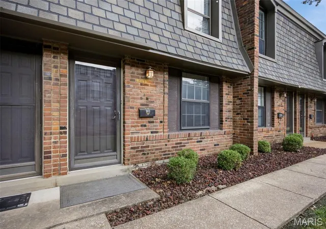 4th image of 1871 Mansard Dr, Saint Louis, MO 63125 | MLS# MIS26053694