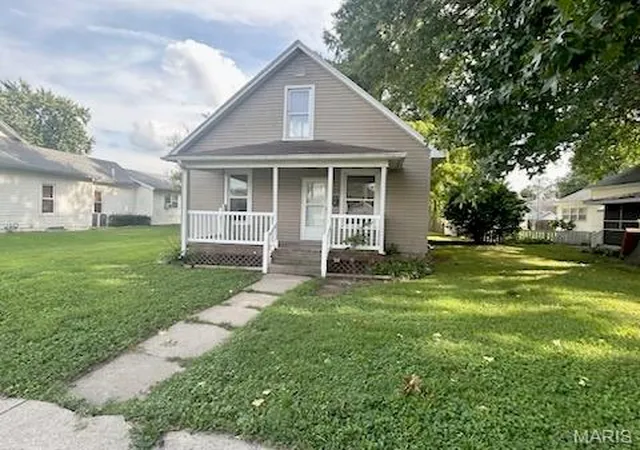 1st image of 327 Sycamore St, Carrollton, IL 62016 | MLS# MIS26053695