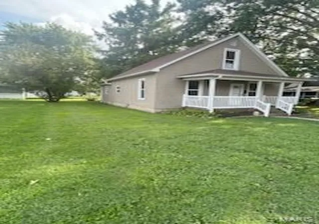 2nd image of 327 Sycamore St, Carrollton, IL 62016 | MLS# MIS26053695