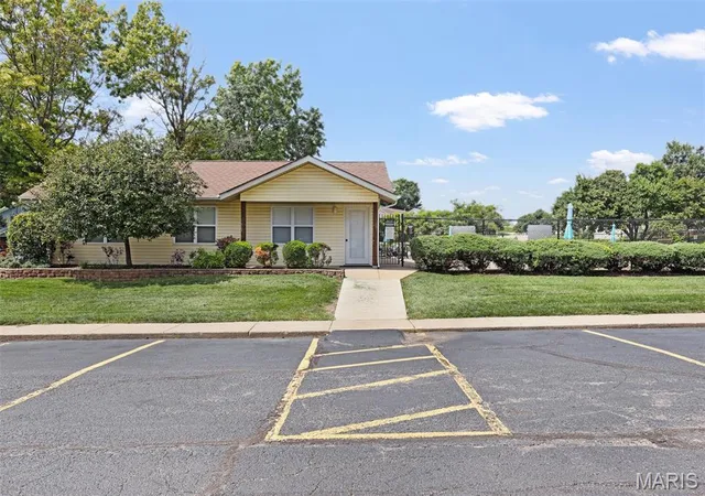 2nd image of 1630 Summergate Pkwy, St Peters, MO 63303