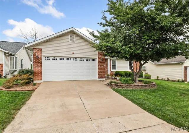 Photo 3 of Sale Pending at 15 Dorchester Ct, St Peters, MO 63376 | MLS# MIS26053710 | Listing updated on 2026-08-29