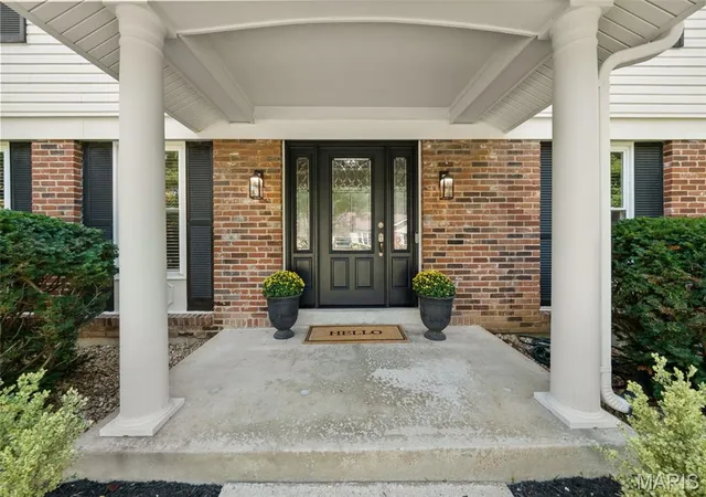 Photo 3 of Sale Pending at 268 Kinderhook Dr, Chesterfield, MO 63017 | MLS# MIS26053721 | Listing updated on 2026-09-01