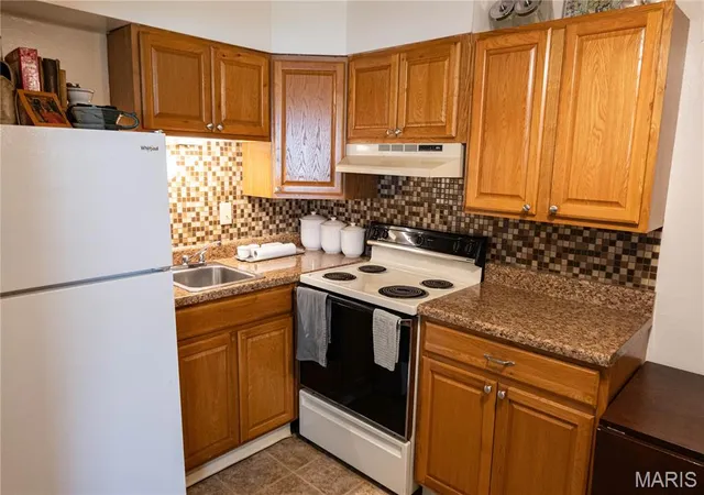 Listing Photo 4 - Condo for sale in building located at 7403 Elm Ave, Saint Louis, MO 63143
