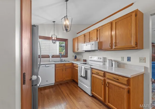 Photo 4 of Sale Pending at 545 Woodlyn Xing, Ballwin, MO 63021 | MLS# MIS26053739 | Listing updated on 2026-10-06