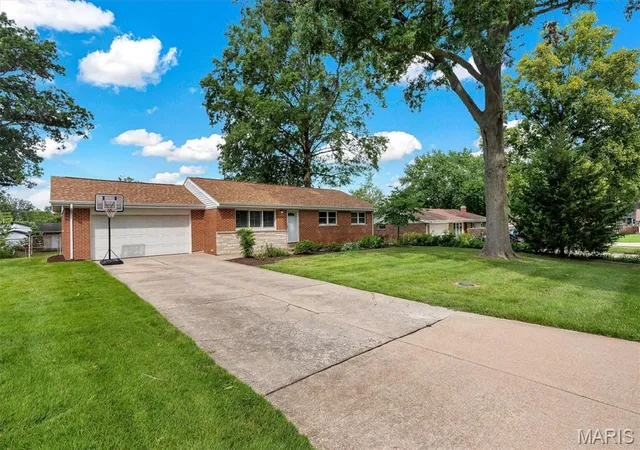 2nd image of 4 Montauk Dr, Saint Louis, MO 63146 | MLS# MIS26053748