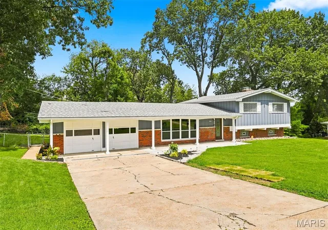 Photo 3 of Single family home for sale at 15 Harneywold Dr, Saint Louis, MO 63136 | MLS# MIS26053752 | Listing updated on 2026-09-07