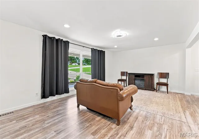 Photo 3 of Sale Pending at 15 Harneywold Dr, Saint Louis, MO 63136 | MLS# MIS26053752 | Listing updated on 2026-09-26