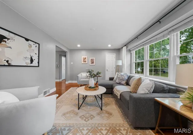 Photo 3 of Single family home for sale at 6143 Pointview Ln, Saint Louis, MO 63123 | MLS# MIS26053774 | Listing updated on 2026-09-23