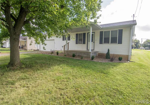 Photo 1 of Sale Pending at 324 S 3rd St, Brownstown, IL 62418 | MLS# MIS26053781 | Listing updated on 2026-08-22