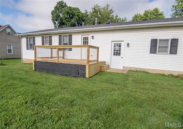 Photo 2 of Sale Pending at 324 S 3Rd St, Brownstown, IL 62418 | MLS# MIS26053781 | Listing updated on 2026-08-22