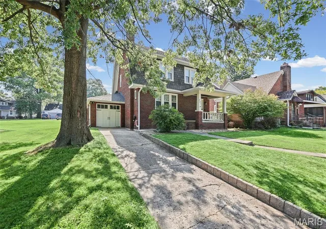 Photo 3 of Single family home for sale at 321 S Missouri Ave, Belleville, IL 62220 | MLS# MIS26053789 | Listing updated on 2026-09-27