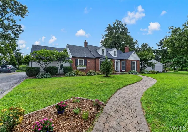 Photo 2 of Sale Pending at 38 Tulip Dr, Saint Louis, MO 63119 | MLS# MIS26053800 | Listing updated on 2026-08-25