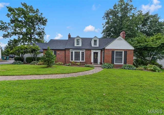 Photo 3 of Sale Pending at 38 Tulip Dr, Saint Louis, MO 63119 | MLS# MIS26053800 | Listing updated on 2026-08-25
