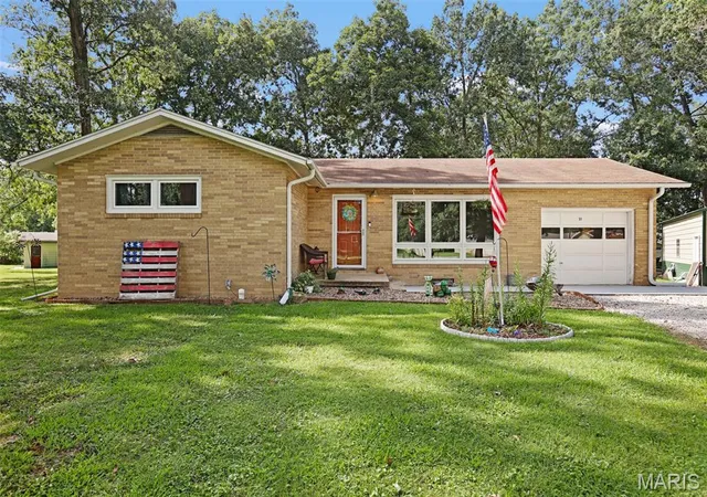 1st image of 31 Briarwood Dr, Hillsboro, IL 62049 | MLS# MIS26053840