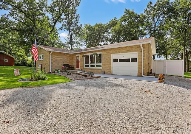 Photo 2 of Single family home for sale at 31 Briarwood Dr, Hillsboro, IL 62049 | MLS# MIS26053840 | Listing updated on 2026-09-07