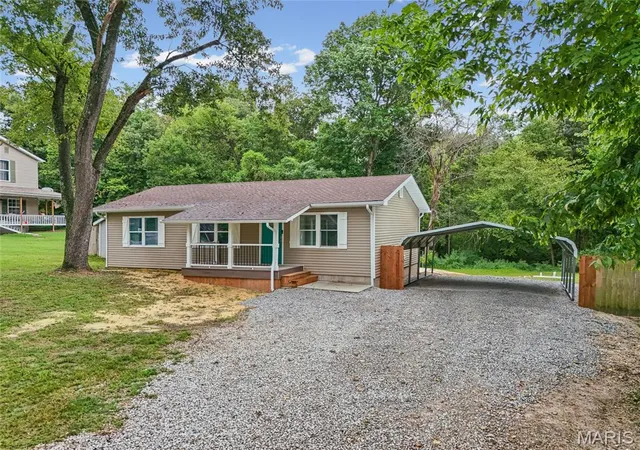 Photo 4 of Sale Pending at 9632 Meadow Dr, Hillsboro, MO 63050 | MLS# MIS26053847 | Listing updated on 2026-09-02