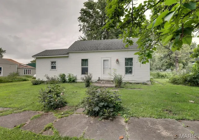 1st image of 410 N 7th St, La Belle, MO 63447 | MLS# MIS26053848