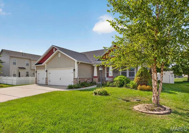 Photo 3 of Sale Pending at 7034 Savannah Dr, Glen Carbon, IL 62034 | MLS# MIS26053865 | Listing updated on 2026-09-02