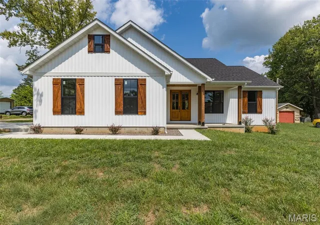 Photo 1 of Single family home for sale at 203 Patterson St, Farmington, MO 63640 | MLS# MIS26053867 | Listing updated on 2026-08-22