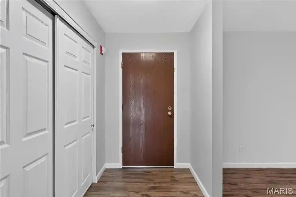 Listing Photo 2 - Condo for sale in 585 Coeur De Royale Dr located at 585 Coeur De Royale Dr, Creve Coeur, MO 63141 - Unit #201