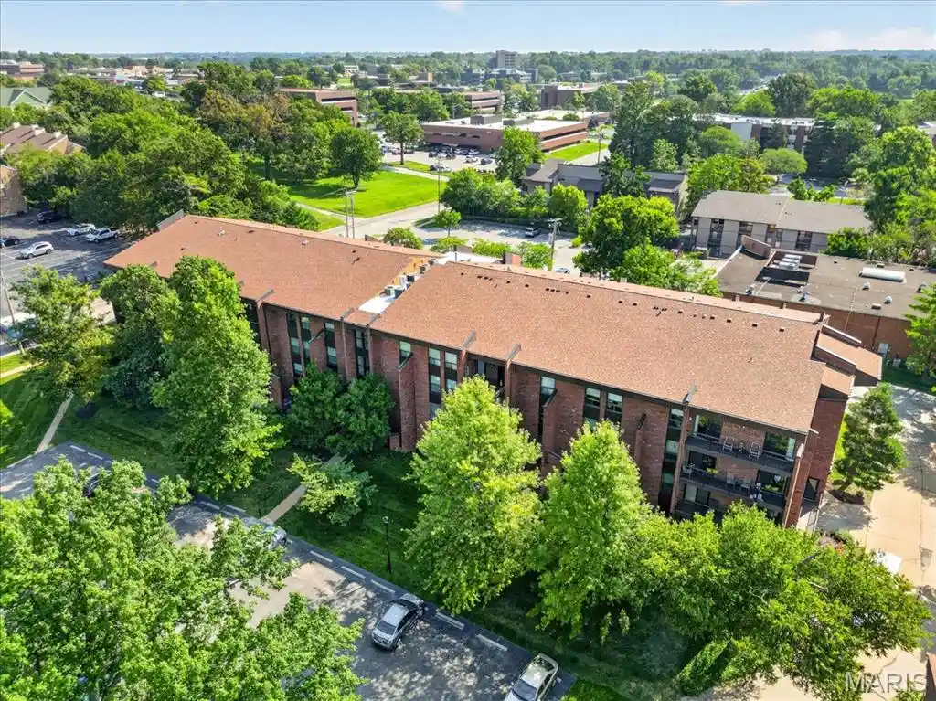 Listing Photo 41 - Condo for sale in 585 Coeur De Royale Dr located at 585 Coeur De Royale Dr, Creve Coeur, MO 63141 - Unit #201
