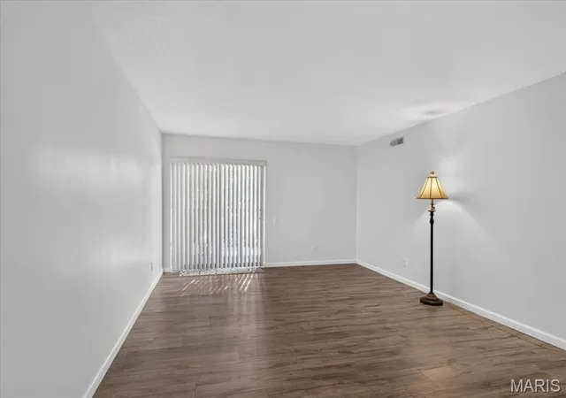 Listing Photo 4 - Condo for sale in building located at 585 Coeur De Royale Dr, Creve Coeur, MO 63141 - Unit #201