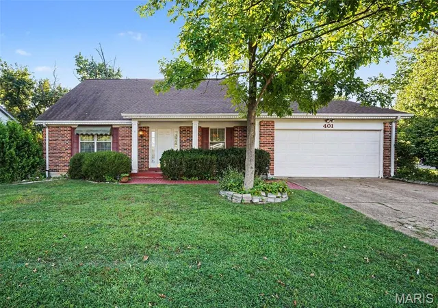 Photo 1 of Single family home for sale at 401 Woodrun Dr, Ballwin, MO 63021 | MLS# MIS26053881 | Listing updated on 2026-10-05