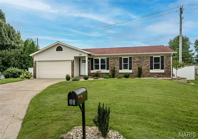 Photo 2 of Sale Pending at 33 W Garden Walk Dr, Saint Peters, MO 63376 | MLS# MIS26053882 | Listing updated on 2026-08-28