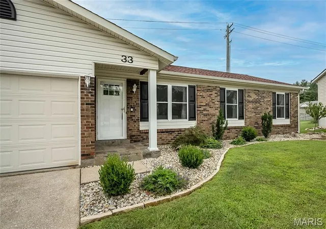 Photo 2 of Sale Pending at 33 W Garden Walk Dr, Saint Peters, MO 63376 | MLS# MIS26053882 | Listing updated on 2026-08-28