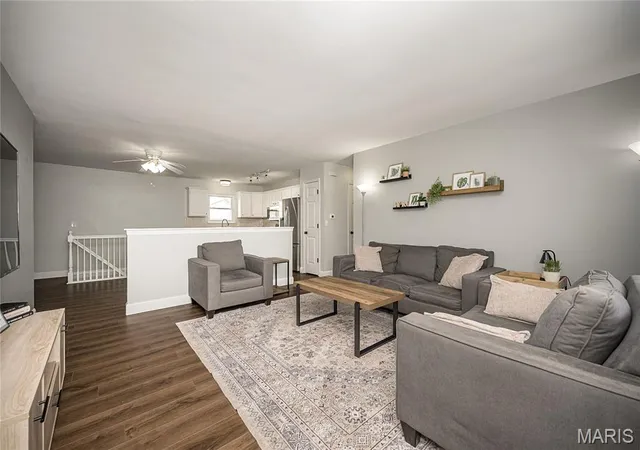 Photo 3 of Sale Pending at 33 W Garden Walk Dr, Saint Peters, MO 63376 | MLS# MIS26053882 | Listing updated on 2026-08-28