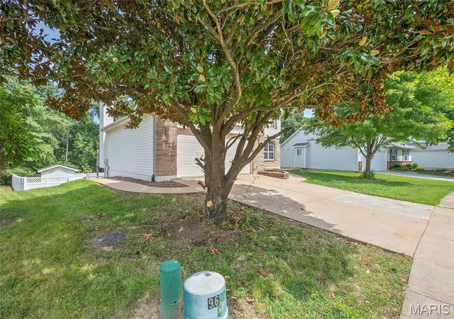 Photo 3 of Sale Pending at 1107 Winter Park Dr, Fenton, MO 63026 | MLS# MIS26053899 | Listing updated on 2026-10-01