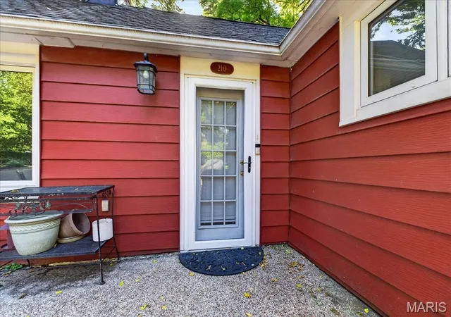 Photo 3 of Sale Pending at 210 Cheney Ln, Webster Groves, MO 63119 | MLS# MIS26053900 | Listing updated on 2026-09-14
