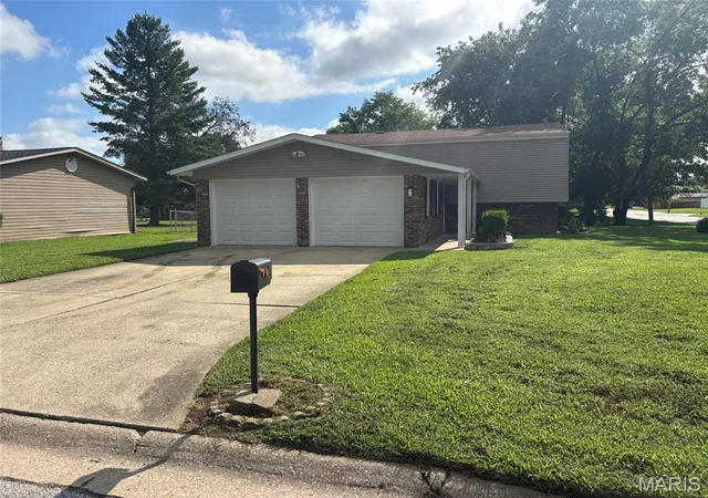 Photo 4 of Single family home for sale at 209 Orleans Dr, Fairview Heights, IL 62208 | MLS# MIS26053908 | Listing updated on 2026-09-30