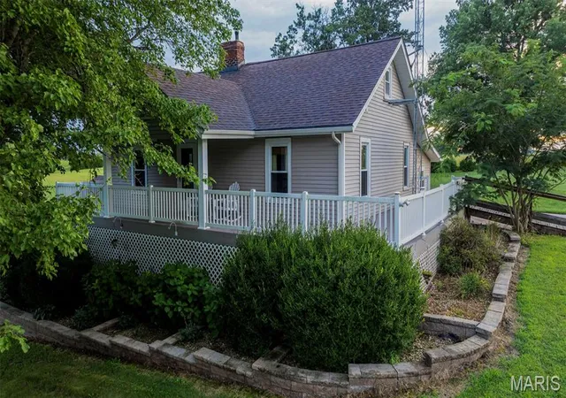 Photo 2 of Single family home for sale at 25159 E County Line Rd, Waggoner, IL 62572 | MLS# MIS26053913 | Listing updated on 2026-08-24