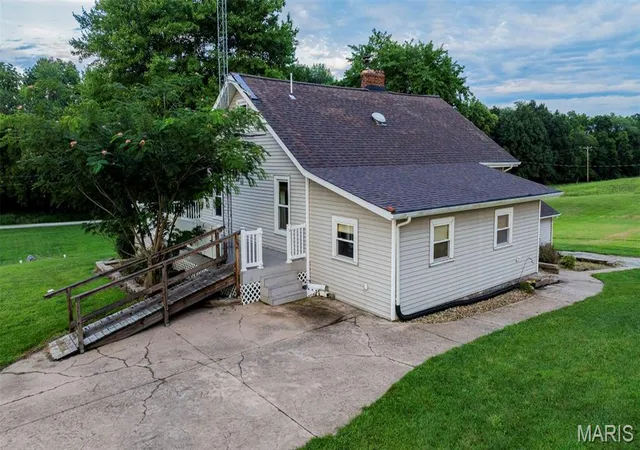 Photo 2 of Single family home for sale at 25159 E County Line Rd, Waggoner, IL 62572 | MLS# MIS26053913 | Listing updated on 2026-08-24