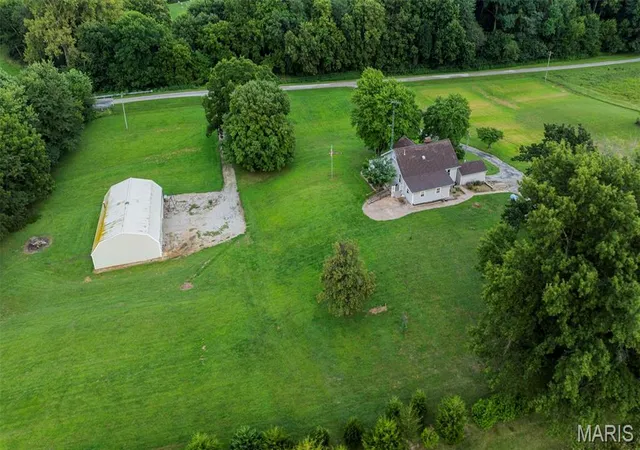 Photo 3 of Single family home for sale at 25159 E County Line Rd, Waggoner, IL 62572 | MLS# MIS26053913 | Listing updated on 2026-08-24