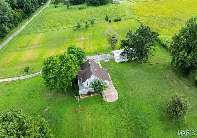 Photo 4 of Single family home for sale at 25159 E County Line Rd, Waggoner, IL 62572 | MLS# MIS26053913 | Listing updated on 2026-08-24