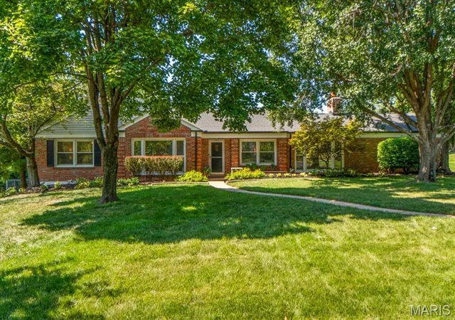 Photo 2 of Sale Pending at 1060 Mcknight Orchard Ln, Saint Louis, MO 63117 | MLS# MIS26053916 | Listing updated on 2026-09-14